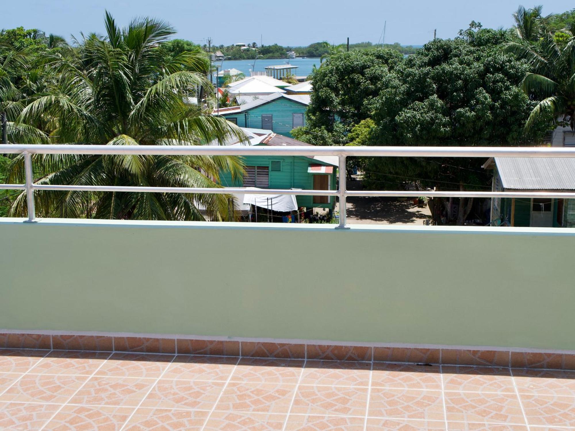 Meme'S Place Placencia Exterior photo